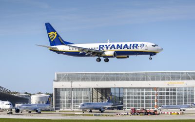 Condenan a Ryanair a readmitir a una azafata al considerar que su despido fue nulo por no respetar el derecho a la huelga