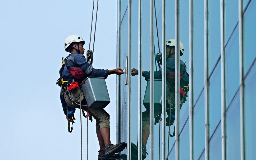 Amenazar con cortar la cuerda de la que está suspendido un compañero rehabilitando una fachada es motivo de despido procedente