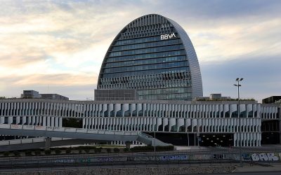 Consideran improcedente el despido de una trabajadora del BBVA que utilizó de forma indebida la tarjeta y el coche corporativo